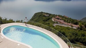 Une piscine avec vue sur un lac et des montagnes.
