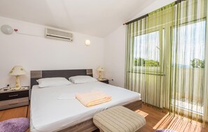 2 bedrooms, travel cot, free WiFi, bed sheets - Pet friendly apartment in Rab with WiFi (Rab)