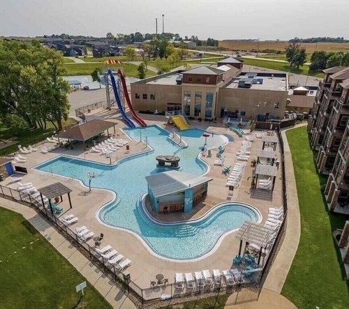 Spacious & Luxurious Lakefront Bridge Bay Corner Condo. 6 daily waterpark passes