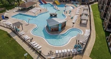 Spacious & Luxurious Lakefront Bridge Bay Corner Condo. 6 daily waterpark passes