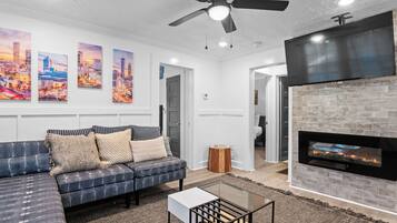 Een smart-tv en een open haard