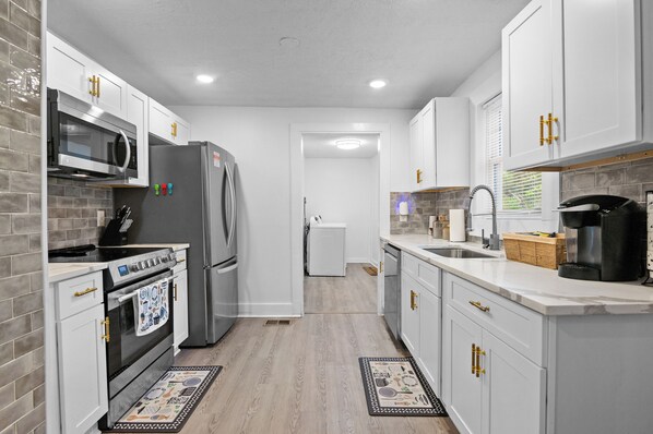 Refrigerador, microondas, horno, placa de cocina