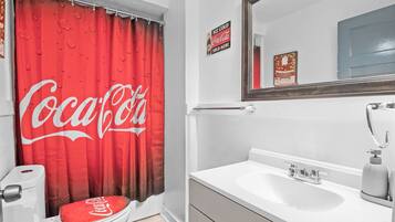 Een douche, een haardroger, handdoeken, toiletpapier