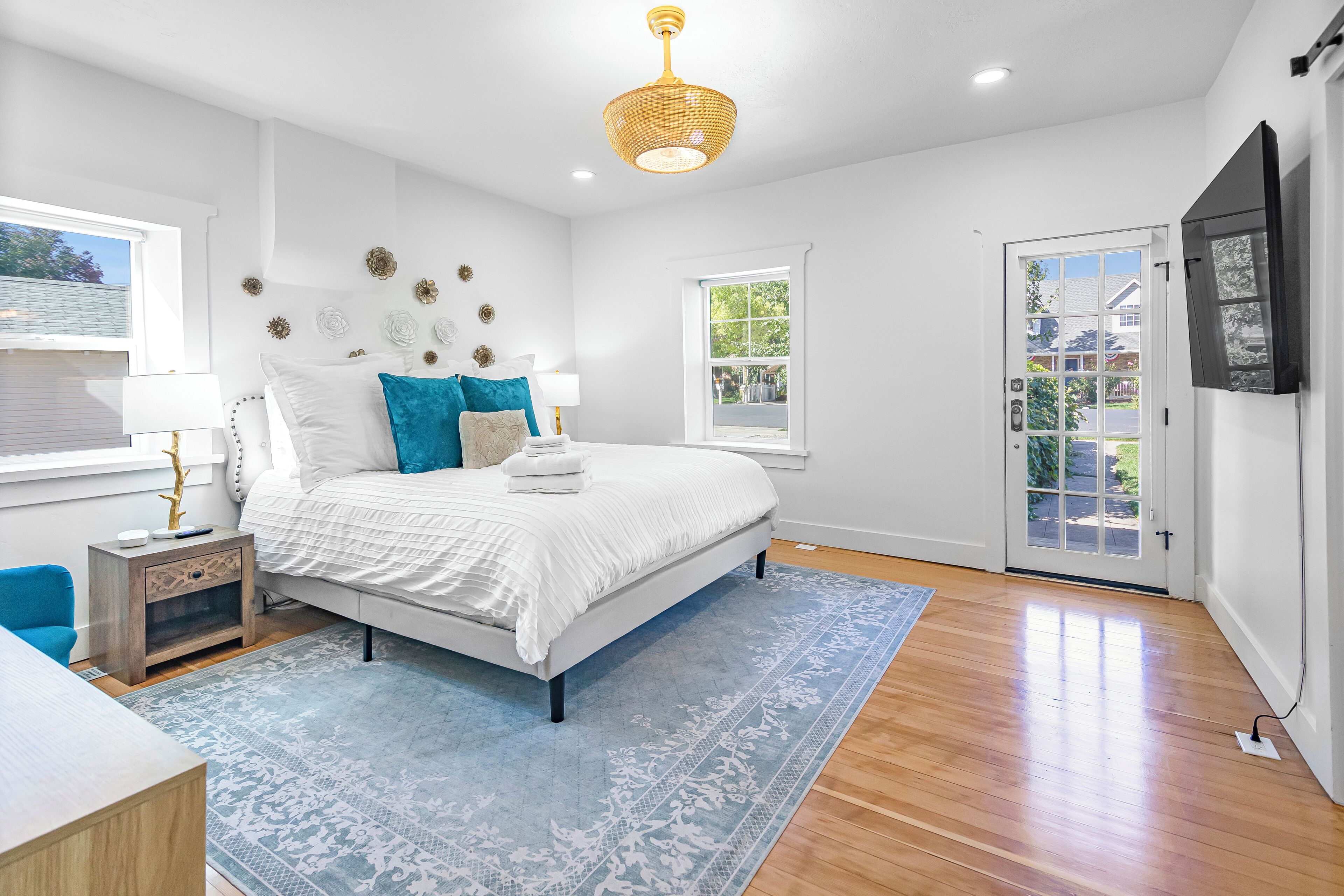 4 bedrooms, desk, iron/ironing board, travel crib