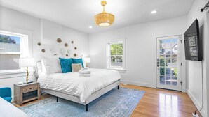 Une chambre à coucher comprenant un lit, une table de chevet, une lampe et des éléments décoratifs sur les murs.