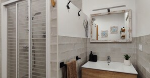Shower, hair dryer, towels - Vacation House 'El Rancho Grande' with Cocktail Pool, Parking and BBQ (Álora)