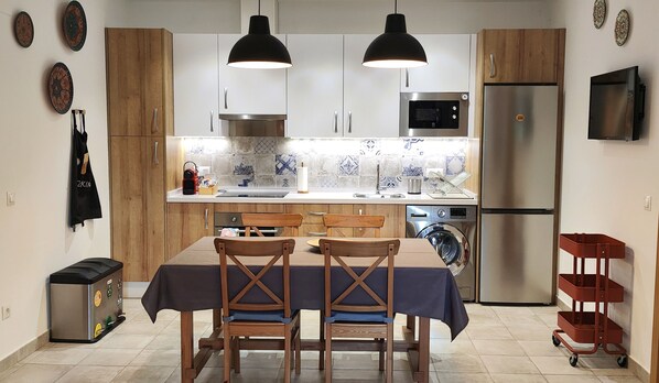 Frigorifero, microonde, forno, piano cottura