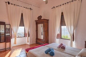 8 bedrooms, iron/ironing board, free WiFi, bed sheets - Country House 'Molino De Aceite 1911' with Mountain View, Wi-Fi and Air Conditioning (Montoro (Cordoba))