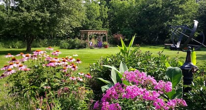 Enjoy A Restful Experience FLX Wine Trails Garden Studio + Deck + BBQ