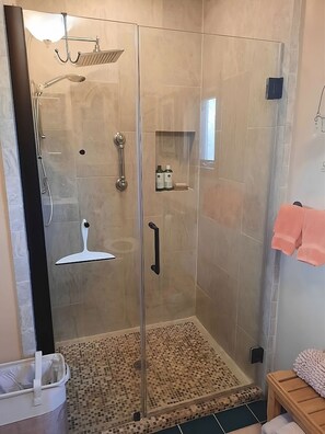 Regadera, amenidades de baño ecológicas, secadora de cabello, toallas 