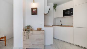 Køleskab, mikrobølgeovn, kogeplade, kaffe-/temaskine