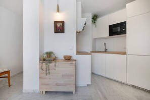 Fridge, microwave, stovetop, coffee/tea maker