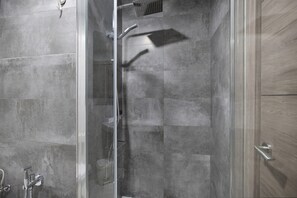 Douche, sèche-cheveux, serviettes fournies