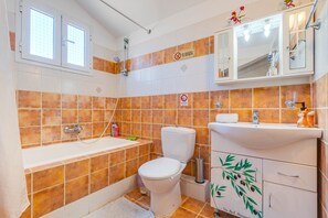 A bathroom with a bathtub, toilet, and sink. - Apartment 'In The Heart Of Corfu' with Wi-Fi and Air Conditioning (Corfu)