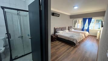 Business Triple Room | 1 bedroom, hypo-allergenic bedding, in-room safe, soundproofing