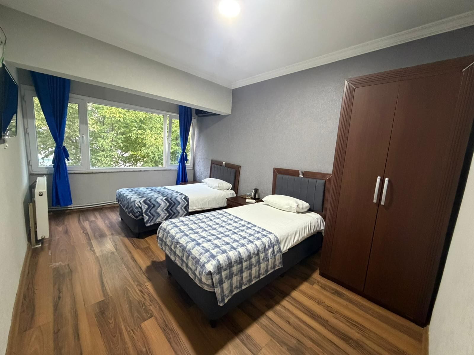 Chambre, plusieurs lits, vue piscine