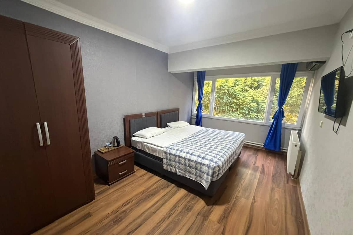 基础客房, 1 张双人床, 泳池景观 | 1 多间卧室、防过敏的被褥、客房内保险箱、隔音