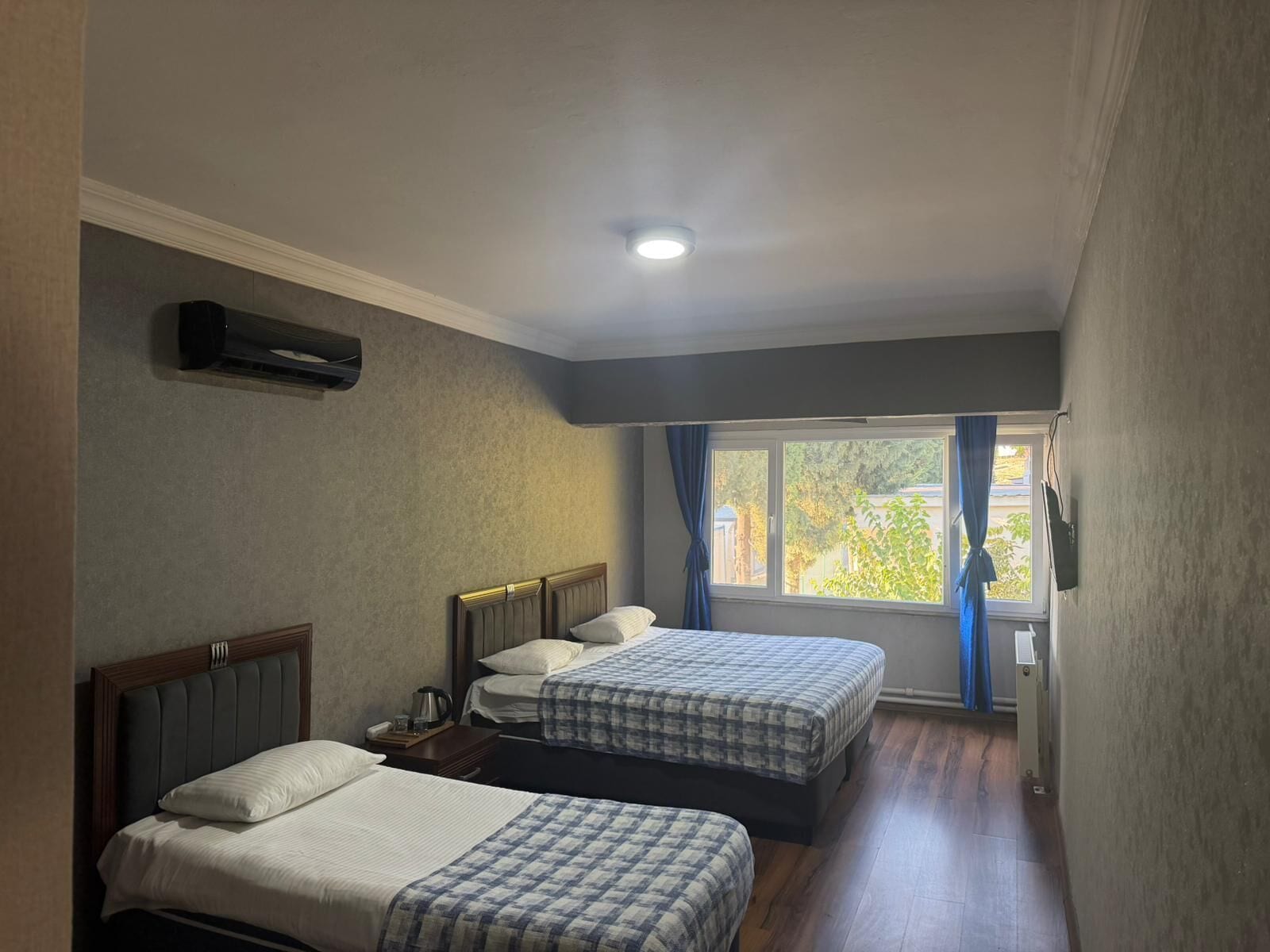 Chambre Quadruple, plusieurs lits, vue piscine