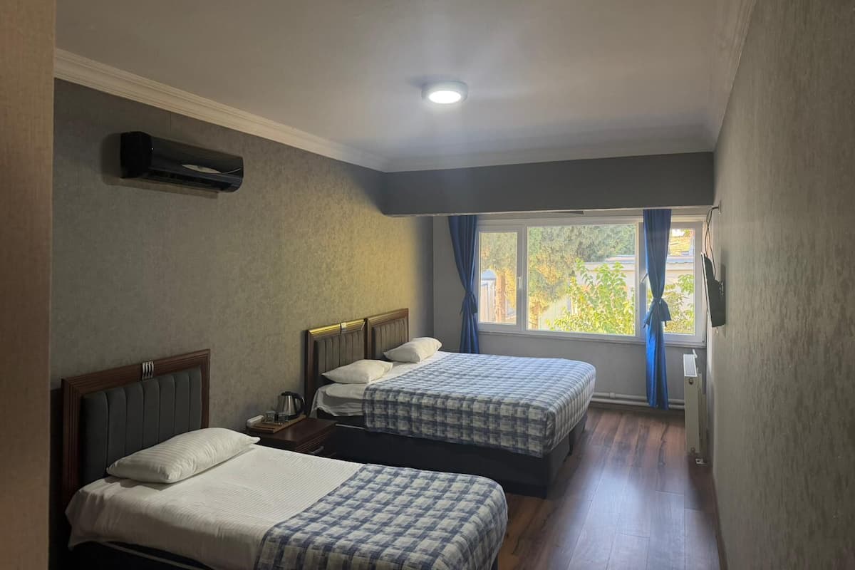 基础四人房, 多张床, 泳池景观 | 1 多间卧室、防过敏的被褥、客房内保险箱、隔音