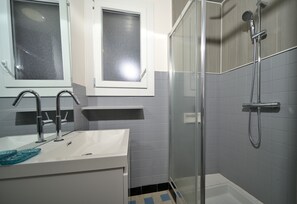 Ducha, artículos de higiene personal gratuitos y secador de pelo