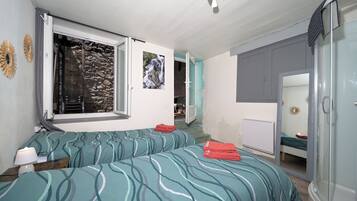 3 slaapkamers, een strijkplank/strijkijzer, gratis wifi, beddengoed