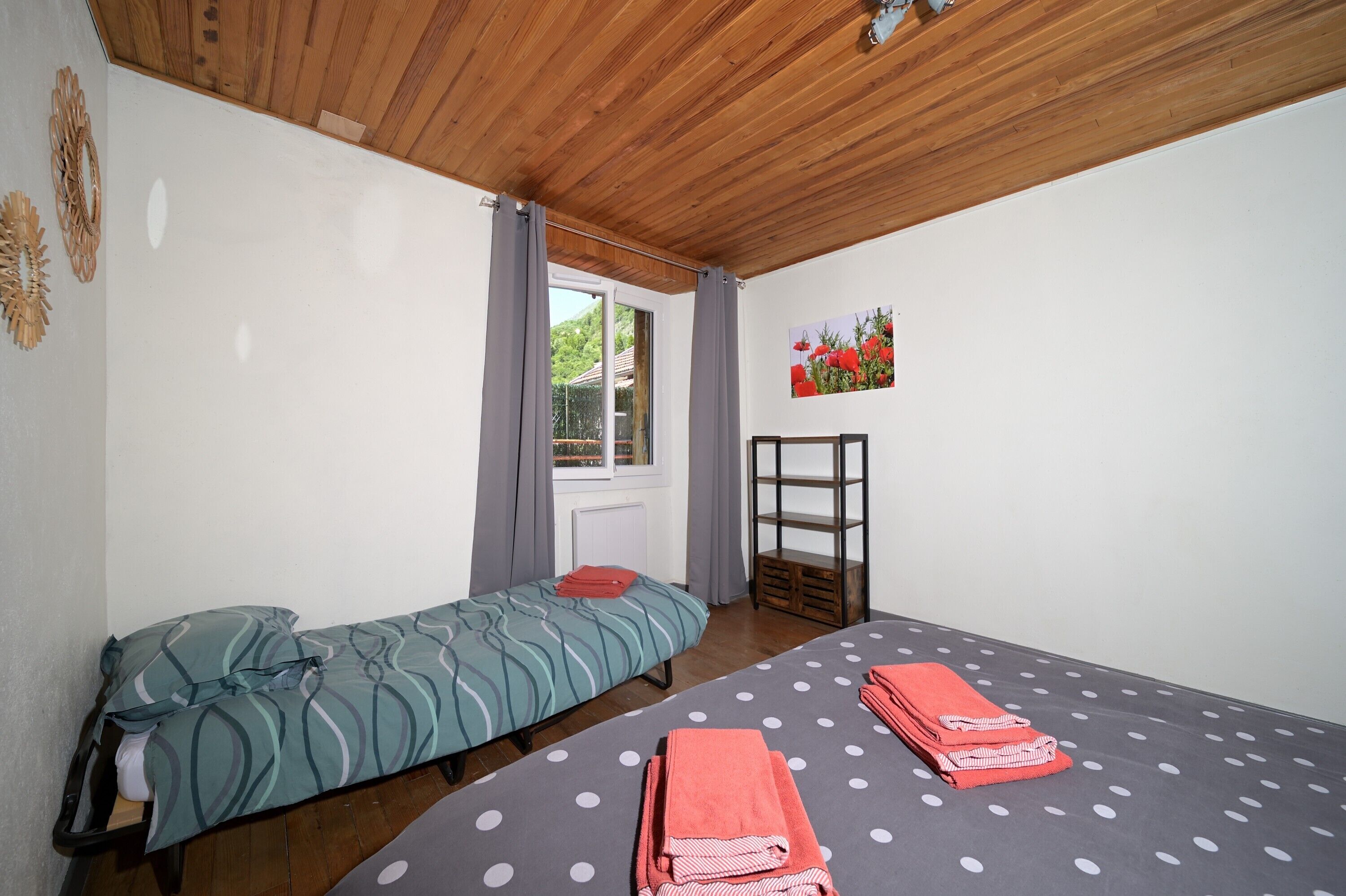 3 slaapkamers, een strijkplank/strijkijzer, gratis wifi, beddengoed