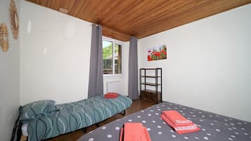 3 slaapkamers, een strijkplank/strijkijzer, gratis wifi, beddengoed