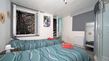 3 bedrooms, iron/ironing board, free WiFi, bed sheets