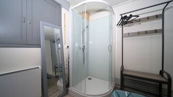 Een douche, een haardroger, handdoeken