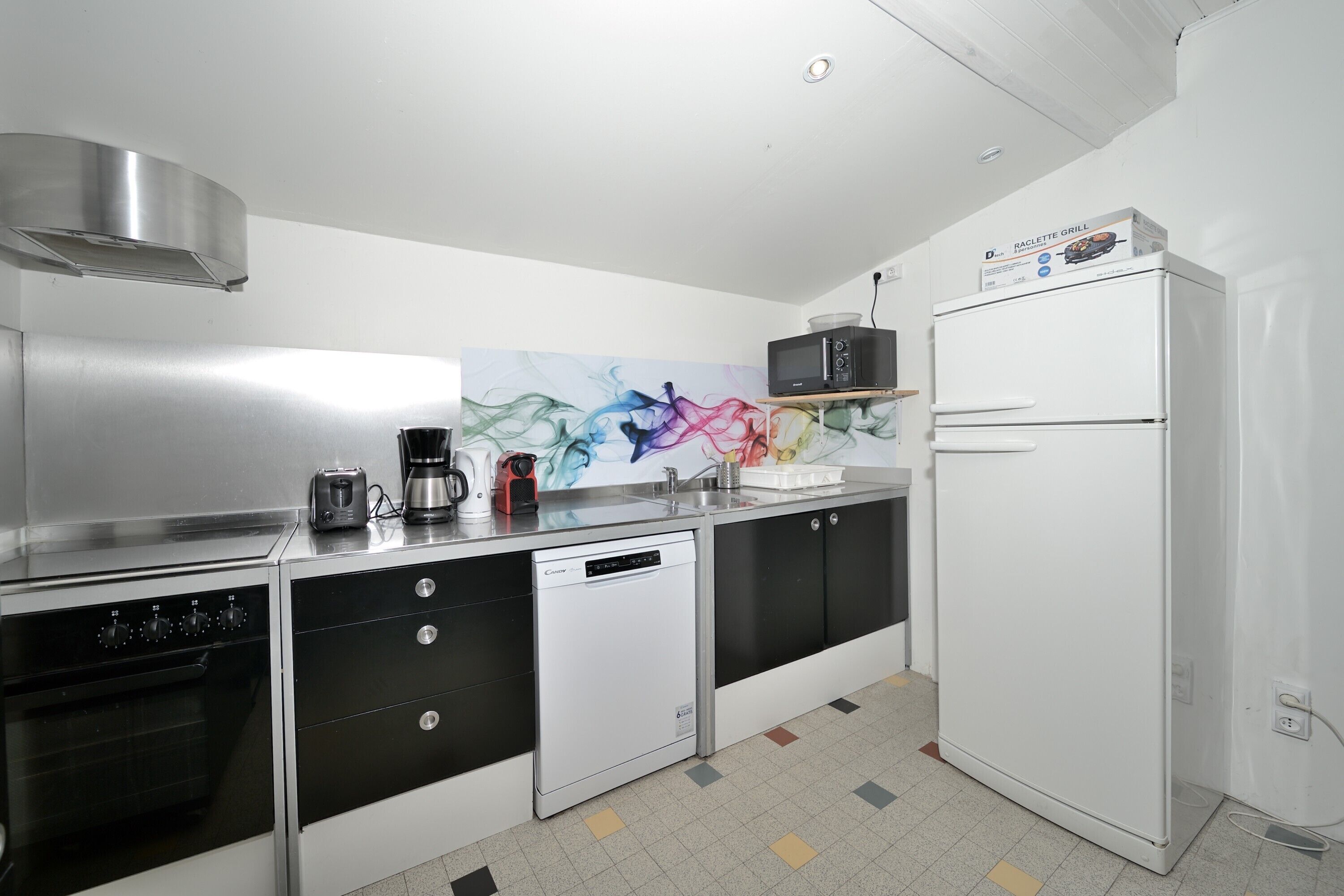 Een koelkast, een magnetron, een oven, een kookplaat