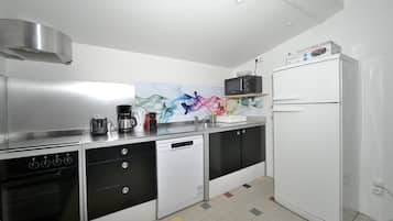 Een koelkast, een magnetron, een oven, een kookplaat