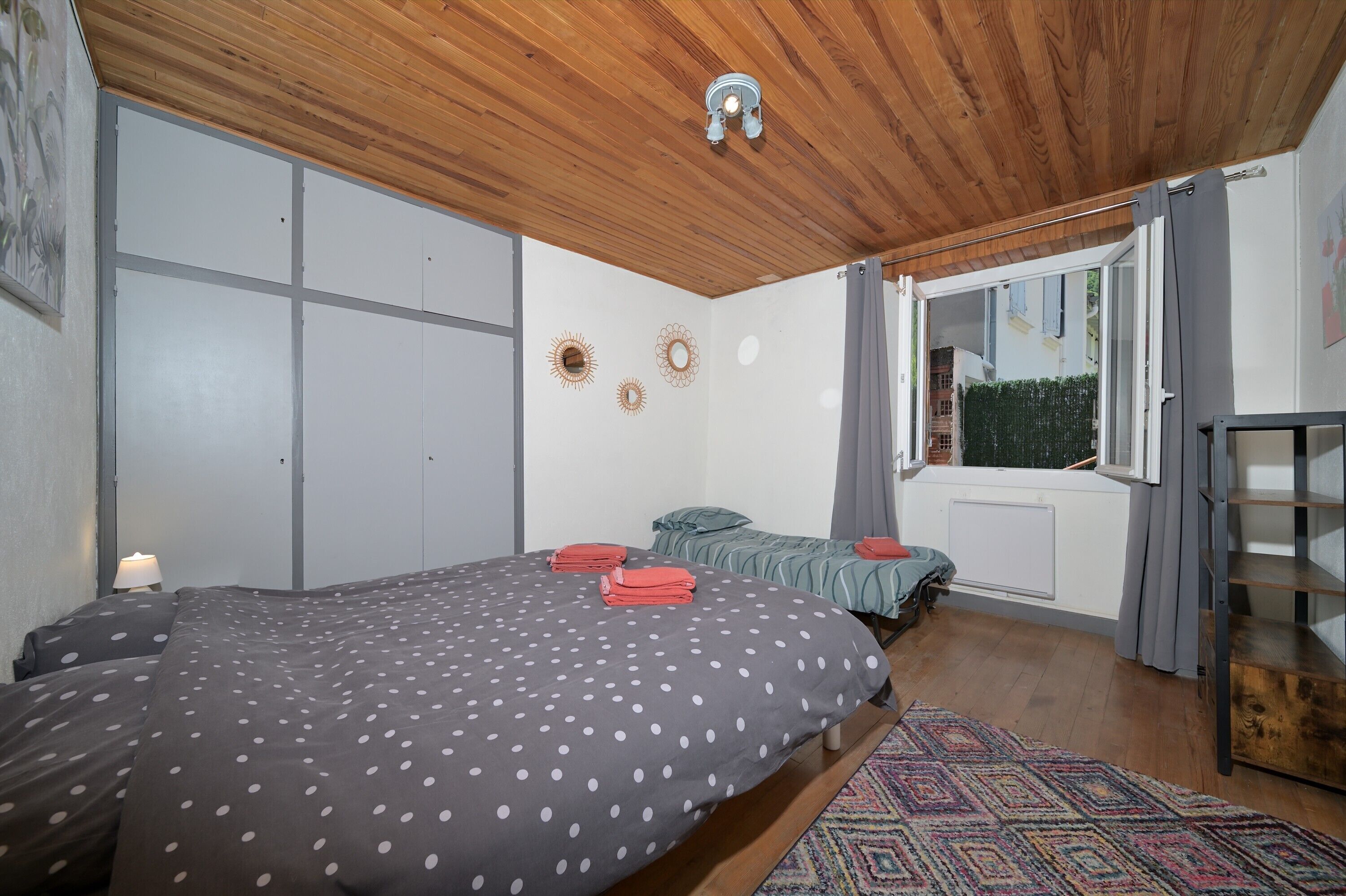 3 chambres, fer et planche à repasser, Wi-Fi gratuit, draps fournis