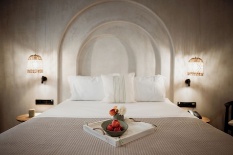 Hypo-allergenic bedding, Select Comfort beds, in-room safe. Kalani Residence