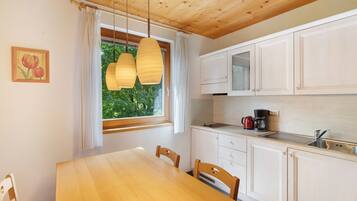 Fridge, stovetop, coffee/tea maker, electric kettle