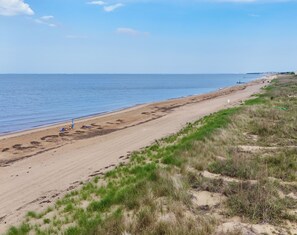 Nära stranden, solstolar och strandhanddukar