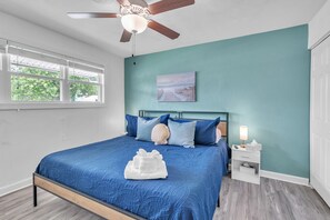 3 Schlafzimmer, Schreibtisch, Bügeleisen/Bügelbrett, Reisekinderbett