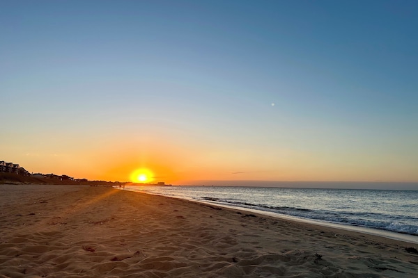 In Strandnähe, Liegestühle, Strandtücher