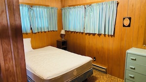 3 quartos, ferros/tábuas de passar roupa, berço de viagem