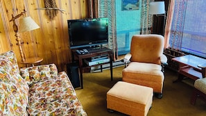 Lareira, livros, aparelho de som