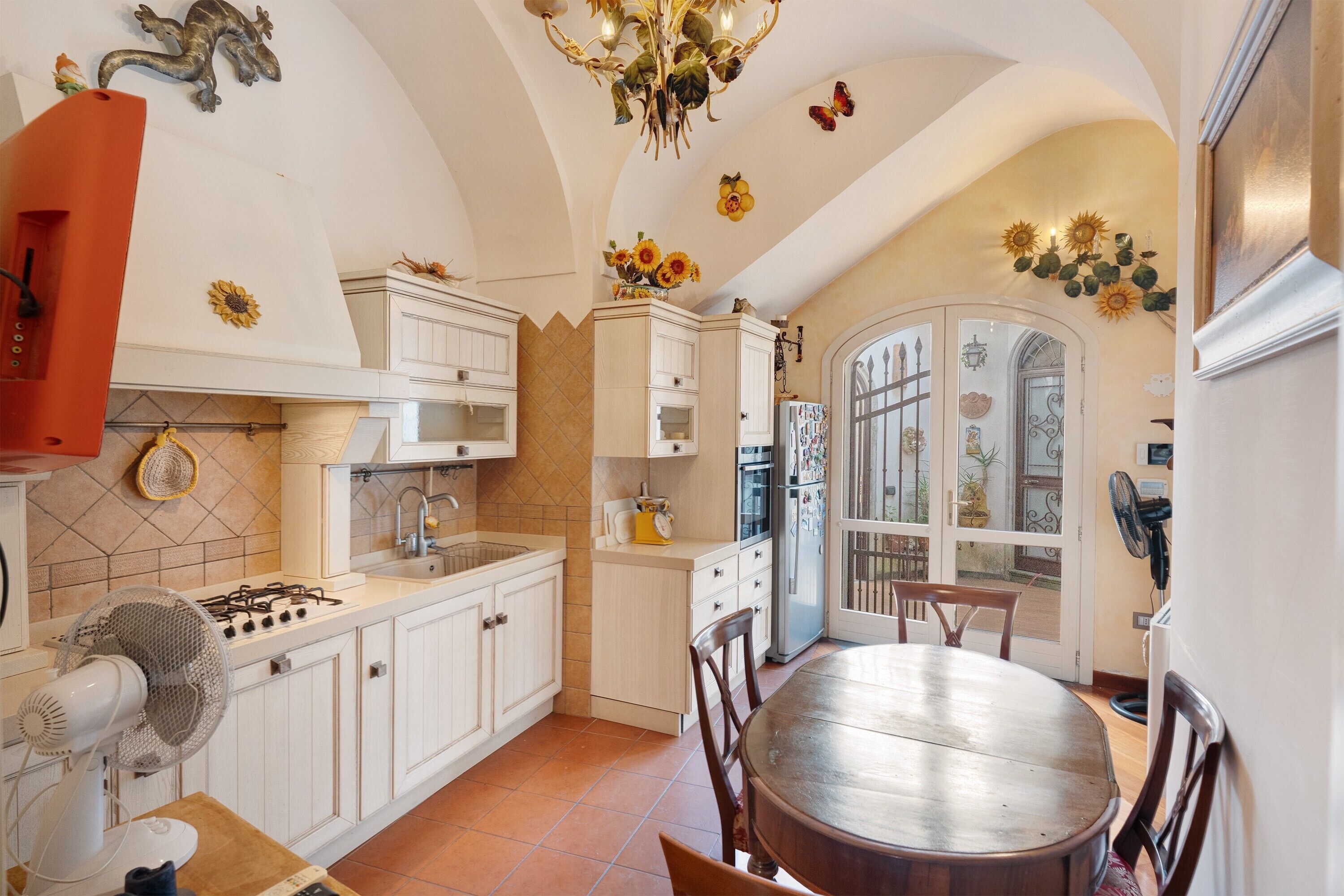 Refrigerador, parrilla de estufa, lavavajillas y cafetera y tetera 