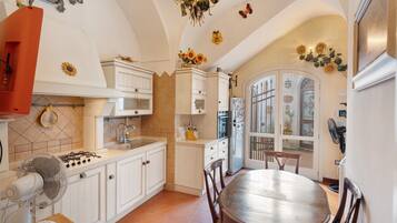 Refrigerador, parrilla de estufa, lavavajillas y cafetera y tetera