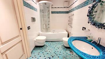 Dusche, Haartrockner, Handtücher