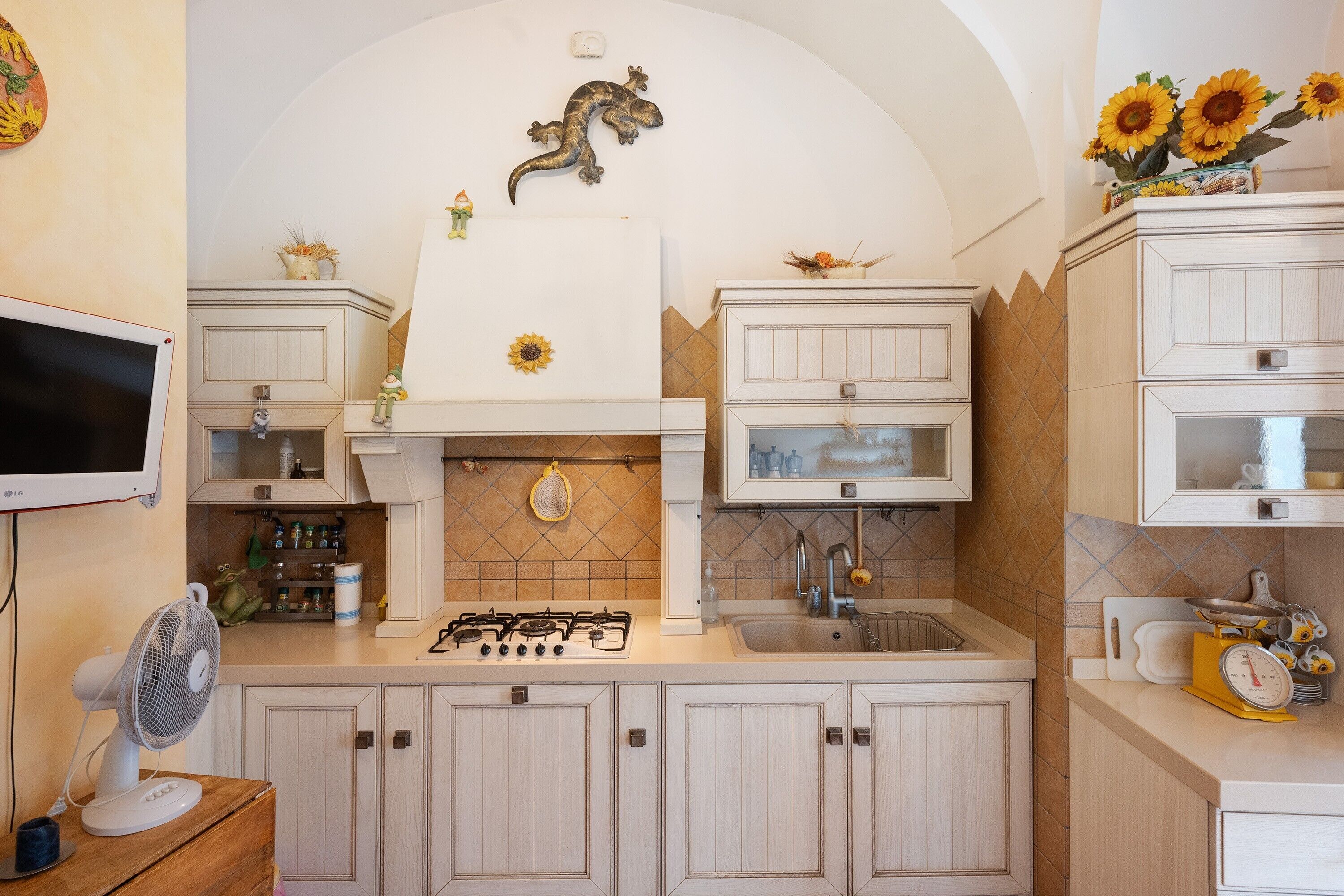 Fridge, stovetop, dishwasher, coffee/tea maker