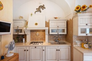 Fridge, stovetop, dishwasher, coffee/tea maker - Holiday Home 'Dreams Apartment' with Private Terrace, Balcony and Wi-Fi (Vietri sul Mare)