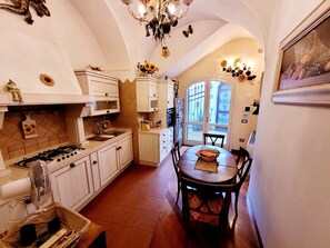 Køleskab, kogeplade, opvaskemaskine, kaffe-/temaskine