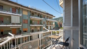 Un edificio residencial de varios pisos con balcones, barandillas y vistas del entorno.