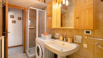 Doccia, asciugacapelli, asciugamani