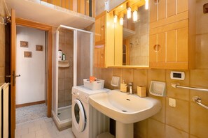 Een douche, een haardroger, handdoeken