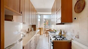 Frigorifero, microonde, piano cottura, lavastoviglie