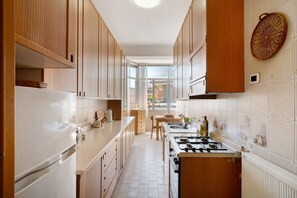 Een koelkast, een magnetron, een kookplaat, een vaatwasser